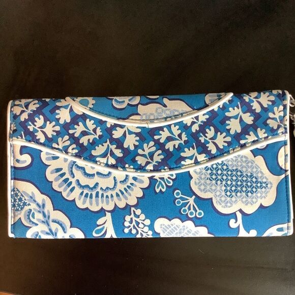 Vera Bradley Clutch  - Picture 5 of 6